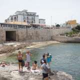 Ma siamo solo all�inizio. Superato il porticciolo di Torre a Mare, inizia via Grotta della Regina, strada che affianca l�insenatura �Cala Fetta�, sulla quale si affaccia un bar a forma di baita e il circolo Unione 